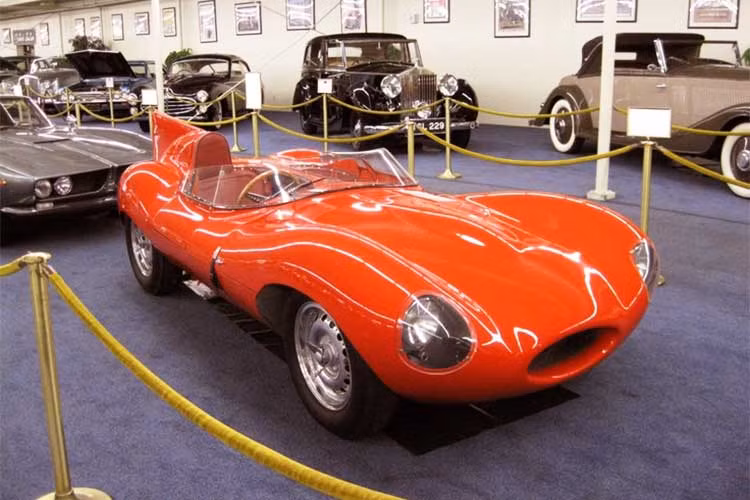 Jaguar D-Type đã trở thành mẫu xe cổ ngày càng được ưa chuộng trên toàn Thế giới, thậm chí mức giá của nó ngày càng cao và luôn được các đại gia cất công sưu tầm. Dự kiến, chiếc Jaguar D-Type này sẽ có giá khoảng 10-12 triệu USD sau khi lên sàn đấu giá Scottsdale.