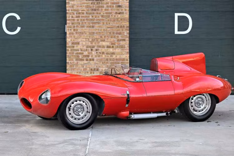 Được biết, hãng xe sang Jaguar đã tiên phong trong việc sử dụng thiết kế khung gầm liền khối. Với thân xe kéo dài chứa cả bánh xe, động cơ và khoang hành khách, cùng với vây lớn phía sau tựa đầu dành cho người lái xe. Không chỉ nổi trội trên đường đua, Jaguar D-Type 1955 còn là một trong những mẫu xe đua có thiết kế ấn tượng nhất.