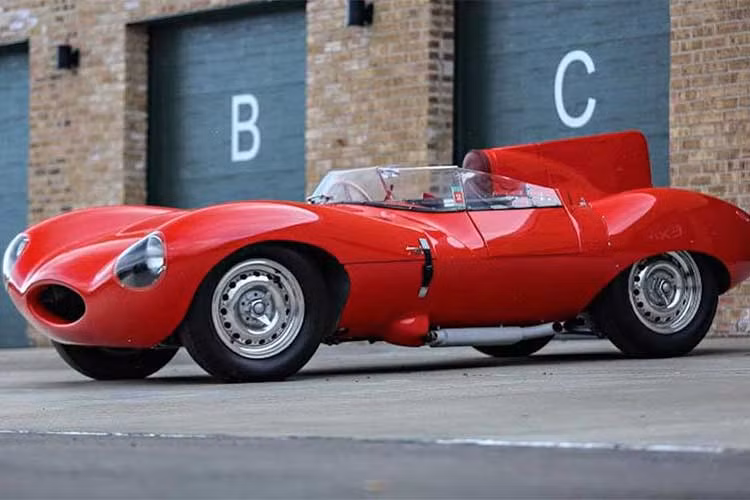 Mẫu xe cổ Jaguar D-Type là một trong những chiếc xe đẹp nhất từng được sản xuất trước đây của hãng xe Anh quốc. Sắp tới đây tại phiên đấu giá Scottsdale, một chiếc D-Type màu đỏ đời 1955 sẽ được đem ra đấu giá. 