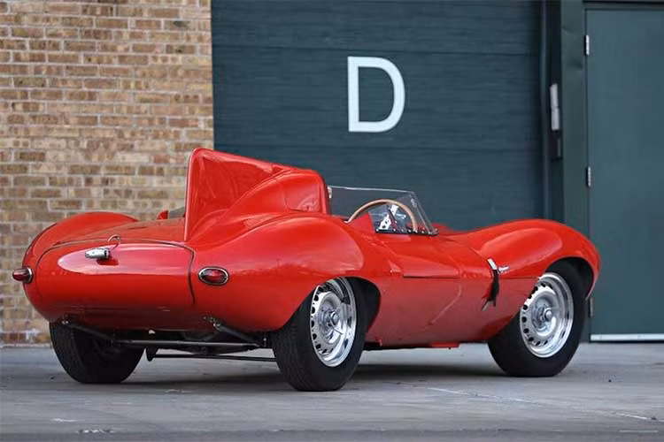 Trong thời gian sở hữu, anh chàng Blonde đã mang chiếc D-Type đến các cuộc đua hơn 10 lần trước khi bán cho người em họ Jonathan Sieff vào mùa hè năm 1957. Sau đó, chiếc xe qua tay khá nhiều chủ nhân trước khi xuất hiện ở cuộc đấu giá tại Scottsdale.