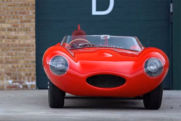 Đầu tiên, chiếc Jaguar D-Type này được giao đến cho đại lý Jaguar-Rover Henlys và đại lý này đã bán lại cho cựu lãnh đạo của giải đua F1 Bernie Ecclestone. Không lâu sau đó, nó trở thành món quà cho chàng trai 21 tuổi Peter Blond vì cậu đã cai được rượu và thuốc lá.