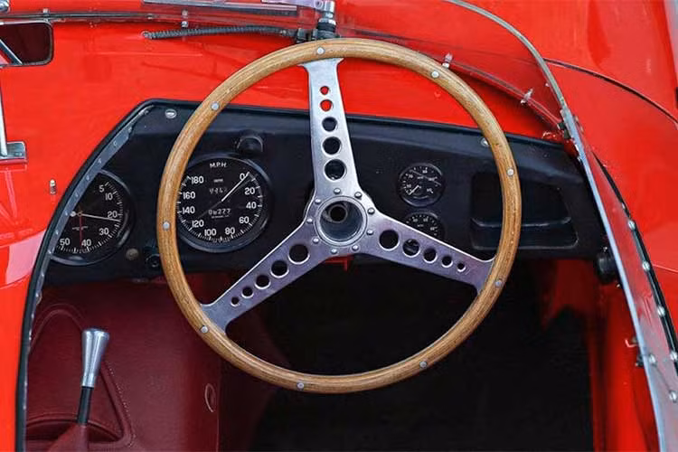 Chiếc xe được thiết kế mui trần, cánh gió phía sau dang vây lệch. Bên trong nội thất, do là một mẫu xe đua nên nó chỉ thiết kế dành cho một người sử dụng. Các chi tiết bên trong xe đơn giản với vô lăng 3 chấu thể thao cùng cần số, đồng hồ dạng cơ dễ dàng quan sát.