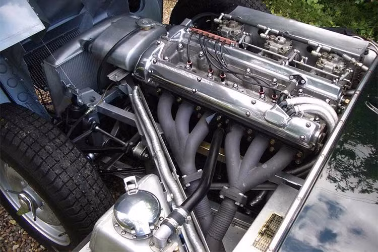 Dưới nắp ca-pô của chiếc xế cụ Jaguar D-Type 1955 này là khối động cơ 3,4 lít 6 xi-lanh với ba bộ chế hòa khí Weber 36 DC03. Động cơ sản sinh công suất 250 mã lực và mô-men xoắn cực đại 325 Nm, hộp số sàn 4 tốc độ và hệ thống phanh đĩa cho cả bốn bánh xe.