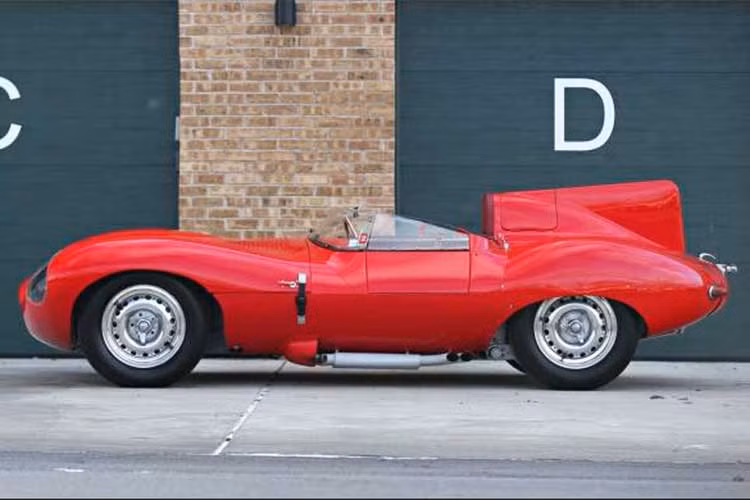 Chiếc Jaguar D-Type này mang số khung XKD 518 và là một trong 24 chiếc sản xuất dành riêng cho thị trường quê nhà Anh quốc, xuất xưởng tháng 12/1955. Mặc dù là mẫu xe vô cùng hiếm nhưng chiếc Jaguar D-Type đời 1955 đã phải qua tay khá nhiều chủ.