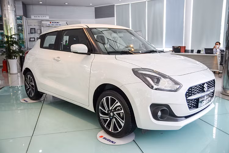 Tiếp đến là mẫu xe Suzuki Swift nằm ở vị trí số 9 với 70 xe được bán ra. Đáng chú ý là mẫu xe này luôn doanh số bán tăng trưởng mạnh trong nhiều tháng kể từ khi ra mắt phiên bản mới hồi giữa năm 2021. Lý do Swift bán bán chậm thời gian này là bởi sự thiếu hụt nguồn cung từ phía nhà máy tại Thái Lan.
