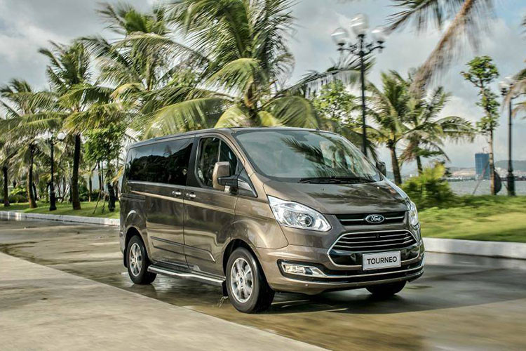 Thứ hạng 3 là của Ford Tourneo với doanh số tháng 11/2021 đạt 7 xe. Mẫu MPV cỡ trung này vốn đã bị ngừng sản xuất tại Việt Nam từ nhiều tháng trước nhưng các đại lý vẫn gặp khó trong việc giải phóng những xe còn tồn kho.