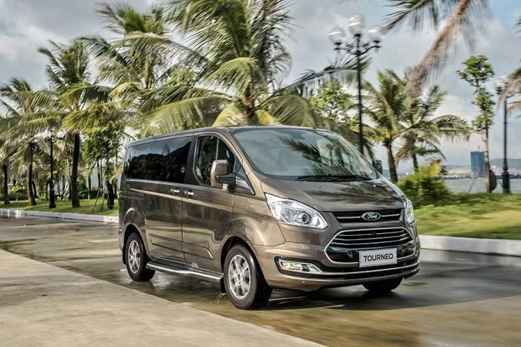 Thứ hạng 3 là của Ford Tourneo với doanh số tháng 11/2021 đạt 7 xe. Mẫu MPV cỡ trung này vốn đã bị ngừng sản xuất tại Việt Nam từ nhiều tháng trước nhưng các đại lý vẫn gặp khó trong việc giải phóng những xe còn tồn kho.