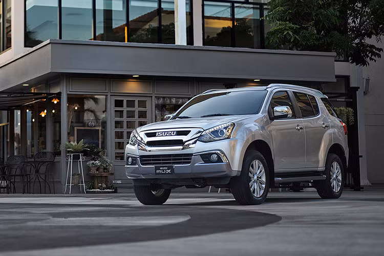 So với tháng trước, doanh số của mẫu xe Isuzu mu-X tại Việt Nam vẫn dậm chân tại chỗ với 16 xe bán ra. Được đánh giá cao về độ bền bỉ, nhưng kiểu dáng cục mịch, nghèo nàn trang bị tính năng... là lý do khiến mẫu SUV 7 chỗ này không thể cạnh tranh sòng phẳng với các đối thủ cùng phân khúc.