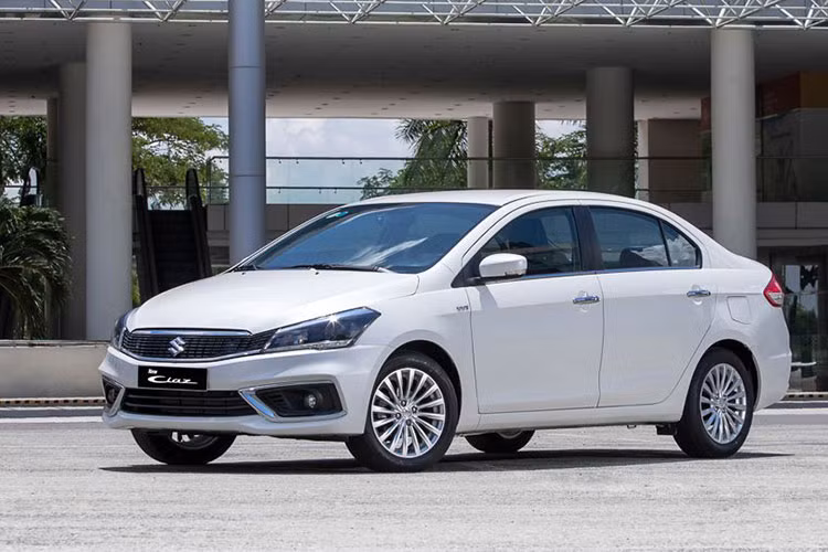 Ngay kế sau Tourneo là 1 cái tên quen thuộc - Suzuki Ciaz với kết quả bán hàng đạt 8 xe. Hiện tại, mẫu sedan hạng B này đã bị tạm ngừng phân phối và theo Suzuki Việt Nam, Ciaz sẽ quay trở lại với phiên bản đạt chuẩn khí thải EURO5 phù hợp hơn với thị trường Việt.