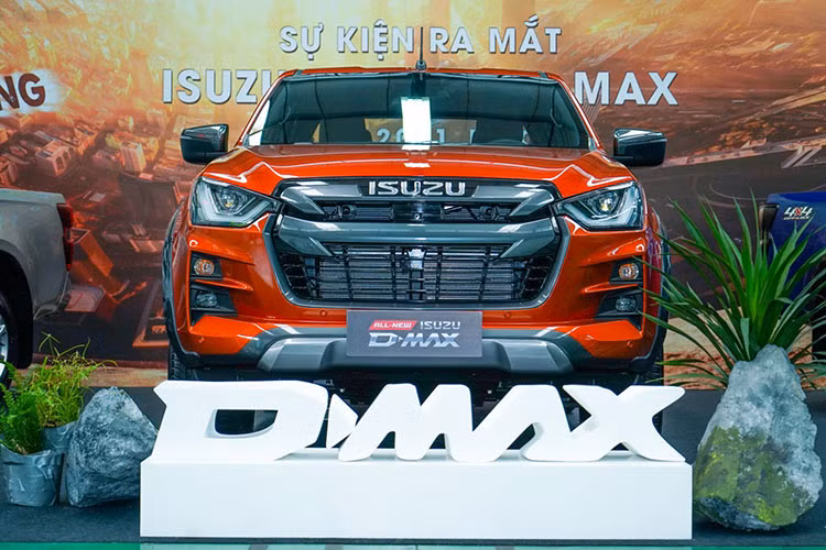 Lột xác toàn diện về thiết kế, động cơ nhưng doanh số Isuzu D-Max tại Việt Nam vẫn luôn ế. Được hãng xe Nhật gửi gắm nhiều kỳ vọng, tuy nhiên Isuzu D-Max vẫn không đủ sức hấp dẫn khách hàng so với các đối thủ trong phân khúc. Tháng 11/2021, doanh số bán mẫu bán tải này đạt 8 xe, thấp hơn nhiều so với mức 38 xe bán ra tháng 10 vừa qua.