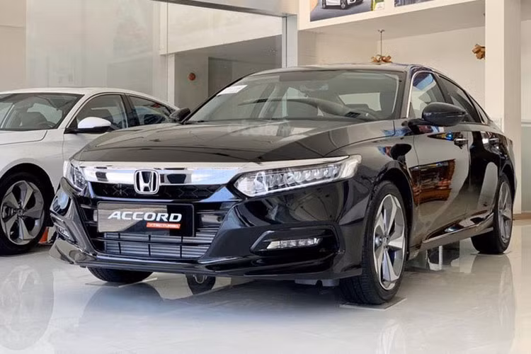 Sở hữu thiết kế hiện đại, thời trang nhưng kết quả kinh doanh của Honda Accord thế hệ mới kể từ khi gia nhập thị trường ôtô Việt Nam từ cuối năm 2019 lại không mấy khả quan. Trong tháng 11/2021, doanh số Honda Accord đạt 16 xe, tăng 6 xe so với trước. Hiện tại, Honda Accord tại Việt Nam đang phân phối với giá khoảng 1,3 tỉ đồng.