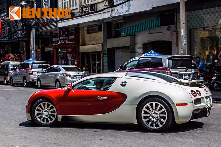 Sau thời gian dài được cất giữ trong garage và rất ít khi xuất hiện, dịp Tết Bính Thân vừa qua - Bugatti Veyron bất ngờ cùng chủ xe xuất hiện liên tục trên những con phố tại Sài Gòn và lăn bánh trên quốc lộ.