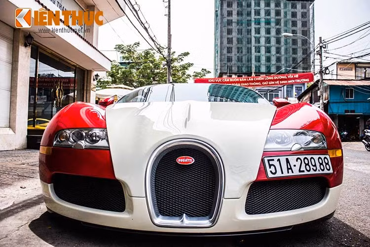 Dù đã có mặt tại Việt Nam hơn 3 năm, nhưng siêu xe Pháp vẫn còn rất mới và thu hút sự chú ý mỗi khi xuất hiện. Tại thị trường Mỹ, Bugatti Veyron có giá khoảng 1,3 triệu USD - nhưng khi về Việt Nam nó có mức giá lên đến 40 tỷ đồng.