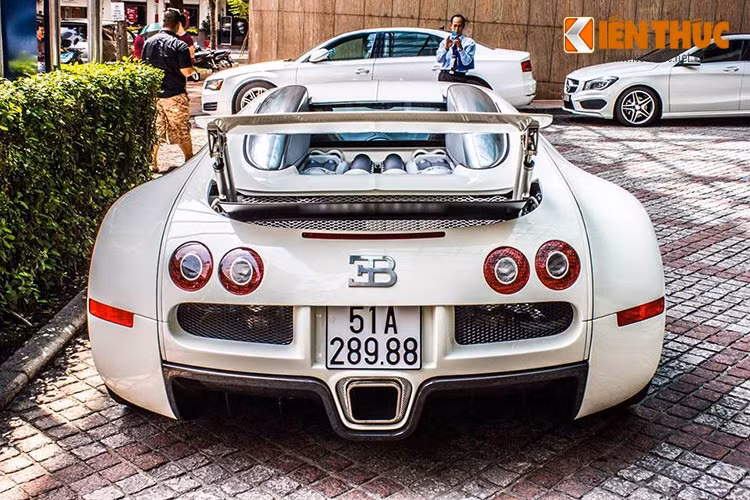 Bugatti Veyron xuất hiện lần đầu tiên trên thế giới vào năm 2005. Hiện tại, hãng xe Pháp đã hoàn thành kế hoạch sản xuất 450 chiếc và chuẩn bị cho ra mắt siêu xe kế nhiệm. Bugatti Veyron cũng là siêu xe sở hữu nhiều phiên bản đặc biệt nhất.