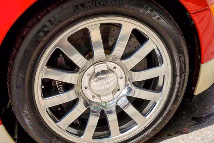 Siêu xe này được trang bị bộ lốp M ichelin PAX được chế tạo riêng. Chiều rộng lốp sau lên tới 14,5 inch (gấp đôi xe bình thường). Chỉ riêng bốn lốp xe đã có giá khoảng 70.000 USD.