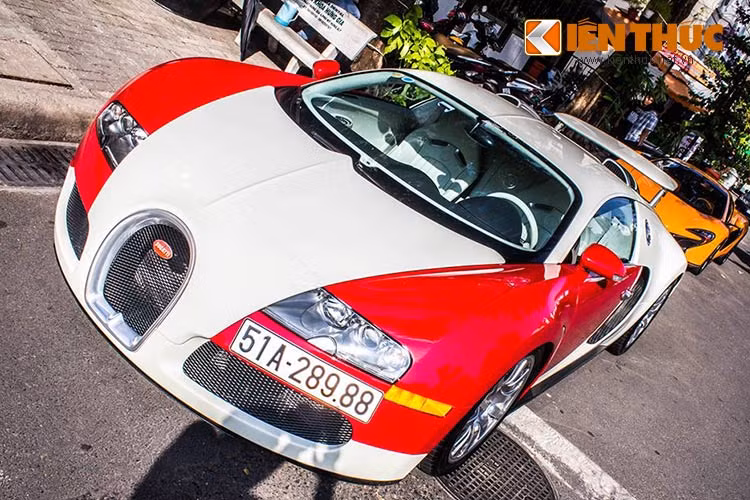 "Ông hoàng tốc độ" độc nhất vô nhị tại Việt Nam - siêu xe Bugatti Veyron, bất ngờ xuất hiện trên đường phố sau thời gian dài nằm phủ bụi trong garage. Đây là siêu xe mạnh và nhanh nhất tại Việt Nam hiện nay.