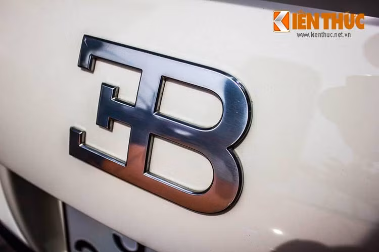 Bugatti Veyron cũng có nhiều điểm đặc biệt nhất so với những siêu xe đang có mặt tại Việt Nam. Dây chuyền lắp ráp của siêu xe này tại Pháp được phụ trách bởi 25 người và các công đoạn hầu như thực hiện hoàn toàn thủ công.