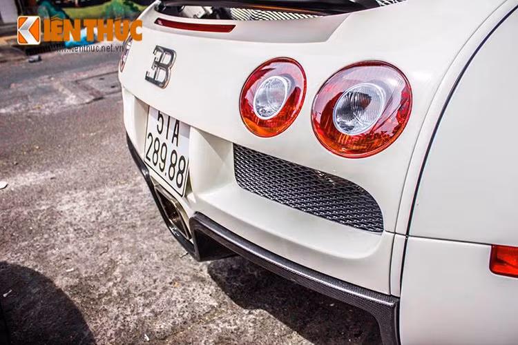 Nội thất của Bugatti Veyron cũng thường được phối màu theo những phong cách riêng. Siêu xe của Minh "nhựa" sở hữu nội thất bọc da màu sữa, kết hợp cùng những chi tiết mạ chrome sáng bóng ở bảng điều khiển trung tâm, vô lăng, panel cửa...