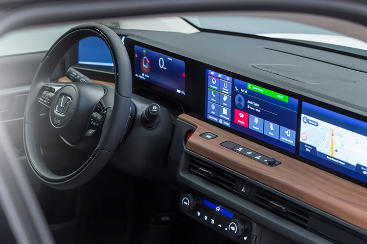 Nói thêm một chút về khối pin, nó được làm mát bằng chất lỏng và có thể được sạc theo 2 chuẩn: Type 2 AC và sạc nhanh CCS2 DC. Với chuẩn thứ 2, thời gian sạc từ khi cạn kiệt tới khi đạt 80% dung lượng pin chỉ diễn ra trong 30 phút - nhanh hơn cả đa số nhiều chiếc smartphone trên thị trường hiện tại.