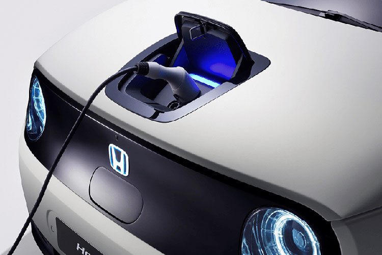 Để đạt được mục tiêu này, các kỹ sư đã đặt khối pin làm mát bằng nước Li-ion 35,5kWh dưới sàn xe, giữa 2 trục cơ sở. Nhờ đó Honda e có thể đạt tỷ lệ phân bổ trọng lượng hoàn hảo 50:50 và trọng tâm thấp. Khối pin này sẽ cung cấp năng lượng cho một mô-tơ điện mô-men xoắn lớn được đặt ở cầu sau. 