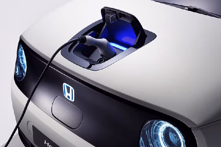 Để đạt được mục tiêu này, các kỹ sư đã đặt khối pin làm mát bằng nước Li-ion 35,5kWh dưới sàn xe, giữa 2 trục cơ sở. Nhờ đó Honda e có thể đạt tỷ lệ phân bổ trọng lượng hoàn hảo 50:50 và trọng tâm thấp. Khối pin này sẽ cung cấp năng lượng cho một mô-tơ điện mô-men xoắn lớn được đặt ở cầu sau. 