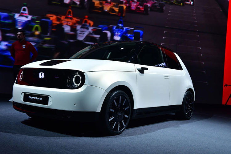 Dù phiên bản thương mại hiện vẫn chưa ra mắt chính thức, tuy nhiên Honda đã bắt đầu mở đơn đặt hàng cho e - mẫu xe điện thương mại đầu tiên của hãng kể từ tháng trước. Để giúp khách hàng có thể dễ dàng đi tới quyết định đặt hàng, hãng xe Nhật Bản đã tiếp tục công bố thêm hàng loạt chi tiết kỹ thuật ấn tượng của xe ôtô điện Honda e.