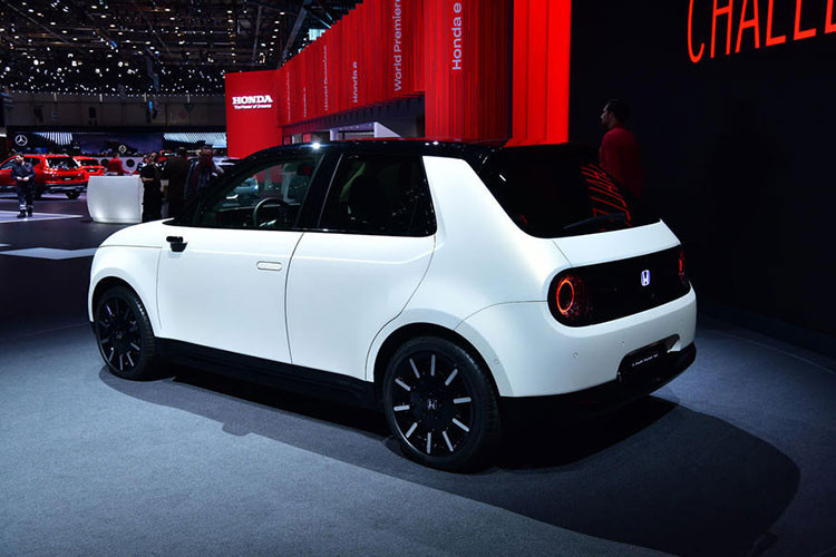 Đầu tiên, e là mẫu xe đầu tiên của Honda dựa trên nền tảng chassis dành riêng cho xe điện. Theo Honda, loại khung sàn này đã được hãng thiết kế hoàn toàn mới từ đầu để đem lại "trải nghiệm lái nhạy bén, đáng giá".