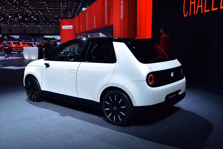 Đầu tiên, e là mẫu xe đầu tiên của Honda dựa trên nền tảng chassis dành riêng cho xe điện. Theo Honda, loại khung sàn này đã được hãng thiết kế hoàn toàn mới từ đầu để đem lại "trải nghiệm lái nhạy bén, đáng giá".