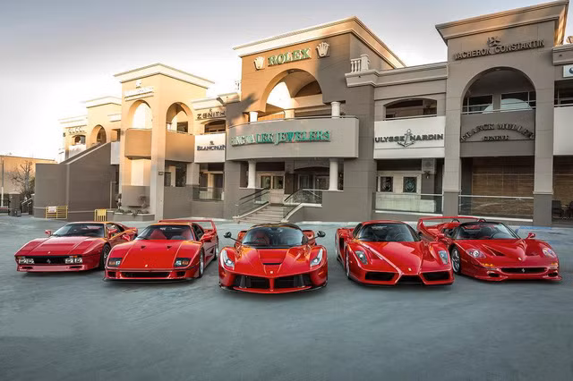 Tất nhiên, ông Lee không phải là nhà sưu tập xe đầu tiên bị hãng Ferrari từ chối khi muốn mua LaFerrari Aperta. Trước đó, đã có nhà sưu tập xe Preston Henn rơi vào trường hợp tương tự. Tuy nhiên, khác với ông Lee, nhà sưu tập này đã kiện hãng Ferrari vì bị từ chối. Cuối cùng, ông Henn đã thôi kiện và chuyển sang mua siêu xe Acura NSX.