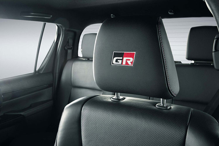 Trên khía cạnh xử lý phía trước, Hilux GR Sport có hệ thống treo được chỉnh lại với lò xò phía trước cứng hơn và thanh noãn xung mới. Phiên bản xe này còn có một hệ thống lái cải tiến, hứa hẹn mang tới “phản ứng nhanh và nhạy hơn.” 