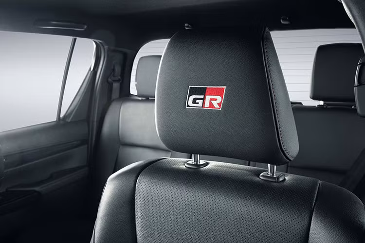 Trên khía cạnh xử lý phía trước, Hilux GR Sport có hệ thống treo được chỉnh lại với lò xò phía trước cứng hơn và thanh noãn xung mới. Phiên bản xe này còn có một hệ thống lái cải tiến, hứa hẹn mang tới “phản ứng nhanh và nhạy hơn.” 