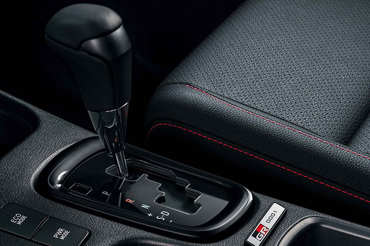 Bám theo chủ đề hiệu suất cao mà thương hiệu này hướng tới cho xe, công suất Hilux GR Sport được cung cấp bởi một động cơ dầu 2.8 lít sản sinh 174 mã lực và mô-men xoắn cực đại 331 lb-ft (450 Nm). Động cơ được kết nối tới một hộp số tự động 6 cấp và hệ dẫn động 4 bánh tiêu chuẩn.