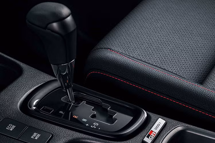 Bám theo chủ đề hiệu suất cao mà thương hiệu này hướng tới cho xe, công suất Hilux GR Sport được cung cấp bởi một động cơ dầu 2.8 lít sản sinh 174 mã lực và mô-men xoắn cực đại 331 lb-ft (450 Nm). Động cơ được kết nối tới một hộp số tự động 6 cấp và hệ dẫn động 4 bánh tiêu chuẩn.