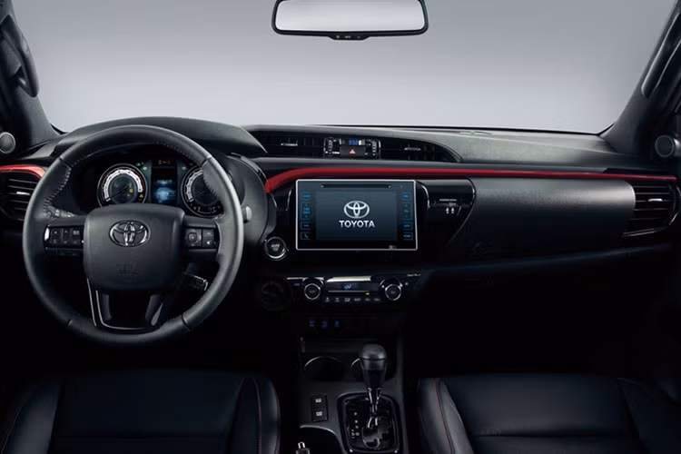 Phía trong nội thất của chiếc xe bán tải này đã được thay đổi khá nhiều: ghế bọc da có đường chỉ đỏ may nổi, logo GR thêu trên tựa đầu hàng ghế trước, phù hiệu GR cùng với số thứ tự xe bằng kim loại đính phía sau cần số, nút khởi động và thảm trải sàn có logo GR.