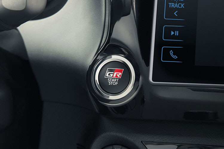 Mẫu xe bán tải Toyota Hilux GR Sport mới này còn có một bảng đồng hồ tín hiệu mới, một nút ấn khởi động có gắn chữ GR và các tấm ốp trang trí màu đen bóng. Kết lại những thay đổi là nhãn số cá nhân trên cụm điều khiển trung tâm và thảm trải sàn đặc biệt với logo GR.