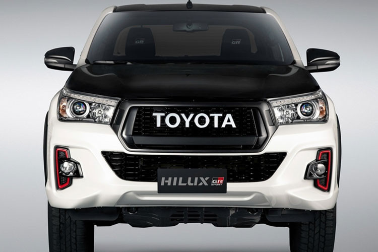 Trông hầm hố hơn một chút so với mẫu xe tiêu chuẩn đang bán ra trên thị trường, Hilux GR Sport được phân biệt bởi lưới tản nhiệt độc nhất vô nhị với chữ “Toyota” cỡ lớn. Chiếc xe tải còn được trang bị với vòm bánh mở rộng, bậc cửa có hình ống và thanh chống lật thể thao phía sau.