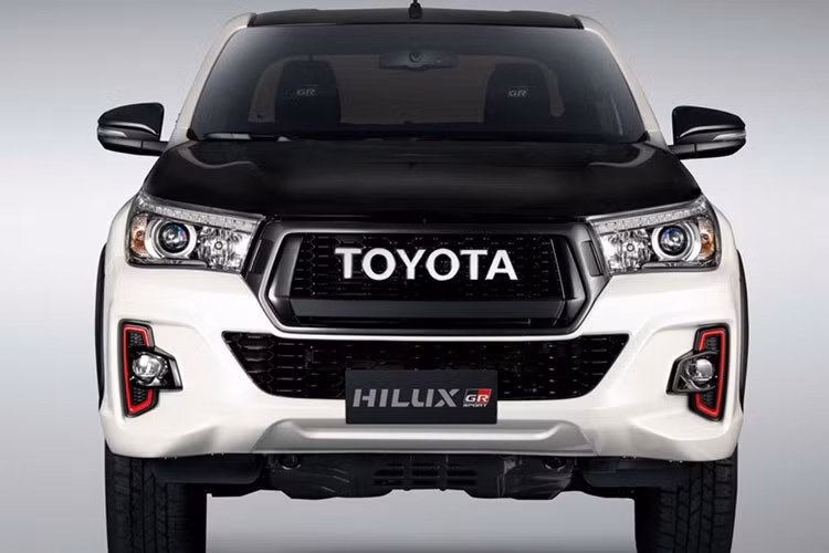 Trông hầm hố hơn một chút so với mẫu xe tiêu chuẩn đang bán ra trên thị trường, Hilux GR Sport được phân biệt bởi lưới tản nhiệt độc nhất vô nhị với chữ “Toyota” cỡ lớn. Chiếc xe tải còn được trang bị với vòm bánh mở rộng, bậc cửa có hình ống và thanh chống lật thể thao phía sau.