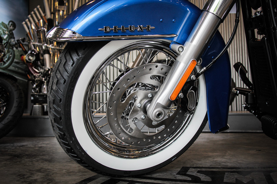 Một điểm cộng trong kiểu cách của Softail Deluxe 2018 là bộ mâm nan hoa với lốp xe viền trắng. Đây là kiểu lốp Coker American Classic, thường được sử dụng trên nhưng mẫu xe hơi cổ điển thập niên 1950.