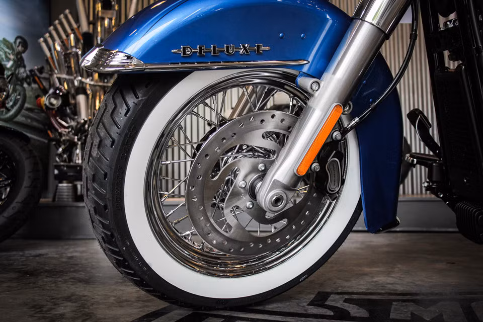 Một điểm cộng trong kiểu cách của Softail Deluxe 2018 là bộ mâm nan hoa với lốp xe viền trắng. Đây là kiểu lốp Coker American Classic, thường được sử dụng trên nhưng mẫu xe hơi cổ điển thập niên 1950.