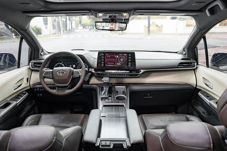 Bên trong Sienna 2021 có màn hình cảm ứng 9.0 inch với khả năng tương thích Android Auto, Apple CarPlay và Amazon Alexa, cũng như cụm công cụ kỹ thuật số 7.0 inch phía sau vô-lăng có hiển thị thông tin hệ thống điện như trạng thái sạc pin. Ngoài ra còn có bảy cổng USB và Type C trên khắp cabin. Bản Platinum có hiển thị trên kính lái HUD, sạc điện thoại không dây chuẩn Qi.