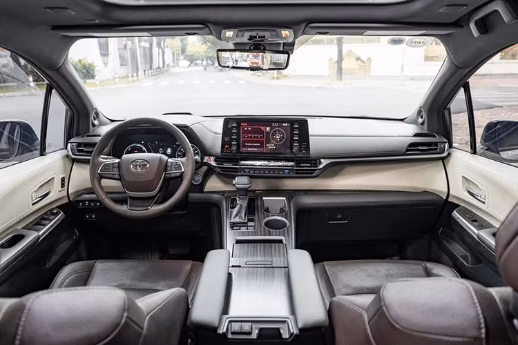 Bên trong Sienna 2021 có màn hình cảm ứng 9.0 inch với khả năng tương thích Android Auto, Apple CarPlay và Amazon Alexa, cũng như cụm công cụ kỹ thuật số 7.0 inch phía sau vô-lăng có hiển thị thông tin hệ thống điện như trạng thái sạc pin. Ngoài ra còn có bảy cổng USB và Type C trên khắp cabin. Bản Platinum có hiển thị trên kính lái HUD, sạc điện thoại không dây chuẩn Qi.