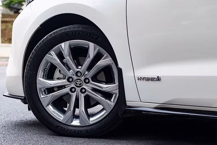 Cụ thể, khi được nhập về Việt Nam vào năm 2021, giá xe Toyota Sienna Platinum 2021 được các đại lý tư nhân chào bán khoảng 4,1 tỷ đồng (chưa ra biển số). Xe có kích thước dài x rộng x cao của xe tương ứng 5.085 x 1.984 x 1.811 (mm), chiều dài cơ sở 3.030 mm, dựa trên nền tảng TNGA-K đa năng vốn đang áp dụng cho hầu hết các mẫu xe Toyota hiện nay.