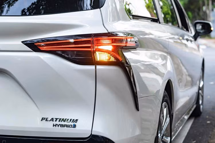 Thiết kế của Toyota Sienna 2021 có ngoại hình sắc sảo và thanh thoát hơn khá nhiều so với người tiền nhiệm. Xe được trang bị hệ thống đèn LED toàn bộ và đèn pha thông minh, bộ la-zăng 5 chấu kép kích cỡ 20 inch,... cùng nhiều chi tiết được làm mới bắt mắt hơn.