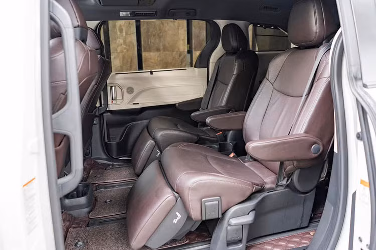 Không gian bên trong Toyota Sienna 2021 rộng rãi ở cả ba hàng ghế. Xe có cấu hình 7 chỗ ngồi (2/2/3), hàng ghế thứ hai có tựa tay, đỡ chân và lối đi ở giữa. Trong khi đó, hàng ghế trước có tính năng chỉnh điện, nhớ vị trí.