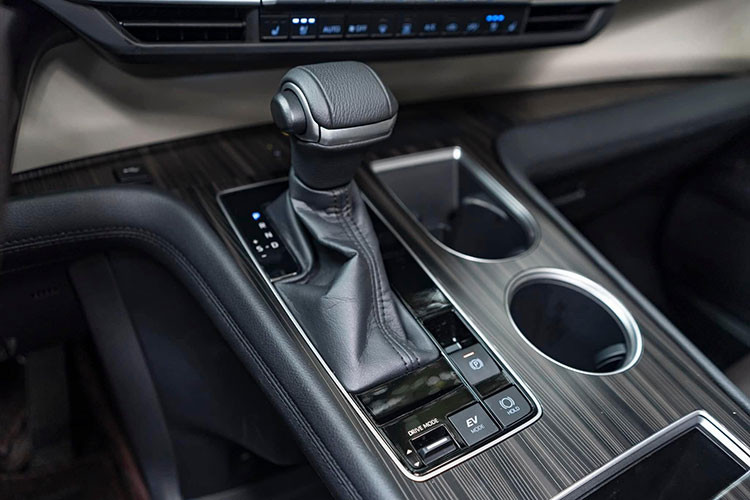 Về trang bị an toàn, mọi phiên bản của Sienna 2021 đều được trang bị tiêu chuẩn gói Toyota Safety Sense 2.0, bao gồm phanh khẩn cấp tự động, kiểm soát hành trình thích ứng với công nghệ dừng/đi tạm thời, cảnh báo chệch làn đường với hỗ trợ đánh lái, hỗ trợ nhận diện biển báo,...