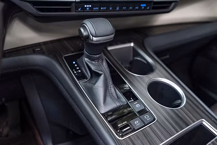 Về trang bị an toàn, mọi phiên bản của Sienna 2021 đều được trang bị tiêu chuẩn gói Toyota Safety Sense 2.0, bao gồm phanh khẩn cấp tự động, kiểm soát hành trình thích ứng với công nghệ dừng/đi tạm thời, cảnh báo chệch làn đường với hỗ trợ đánh lái, hỗ trợ nhận diện biển báo,...