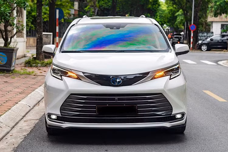 Khả năng kéo của xe cũng tăng lên mức 1.588 kg theo công bố của nhà sản xuất. Sienna 2021 có bốn chế độ lái riêng biệt bao gồm EV, Bình thường, tiết kiệm và Thể thao. Tại thị trường Mỹ, xe có mức giá khởi điểm hơn 51.000 USD. Mức giá xe Toyota Sienna Platinum 2021 trong bài viết này đang được đại lý tư nhân ở Hà Nội chào bán hơn 4 tỷ đồng.