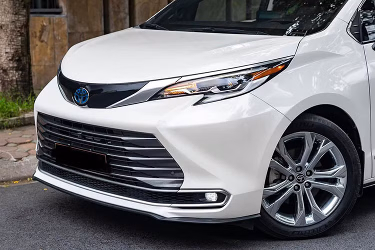 Với kích thước dài và rộng hơn, mẫu xe MPV Toyota Sienna 2021 trông bề thế dù nhìn từ bất kỳ góc độ nào. Phía sau đuôi xe thiết kế khá vuông vức để tạo ra nhiều không gian cho khoang hành khách và khu vực chứa hành lý.