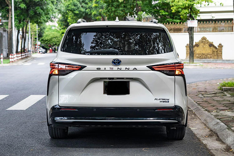 Toyota Sienna 2021 được trang bị động cơ 4 xi-lanh 2.5L tiêu chuẩn và hai động cơ điện (hoặc ba động cơ điện với tùy chọn dẫn động bốn bánh). Đó là một thiết lập tương tự với những gì bạn nhận được trong người anh em crossover là RAV4 Hybrid, nhưng trên Sienna tạo ra 243 mã lực.