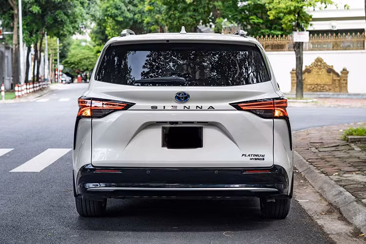 Toyota Sienna 2021 được trang bị động cơ 4 xi-lanh 2.5L tiêu chuẩn và hai động cơ điện (hoặc ba động cơ điện với tùy chọn dẫn động bốn bánh). Đó là một thiết lập tương tự với những gì bạn nhận được trong người anh em crossover là RAV4 Hybrid, nhưng trên Sienna tạo ra 243 mã lực.